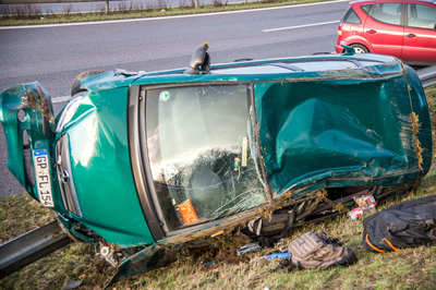 Ebersbach: Mercedes uebersieht Mercedes und landet im Graben